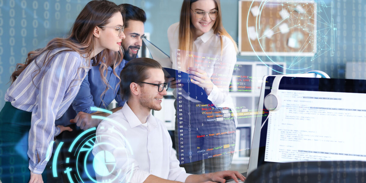 Equipe travaillant dans un bureau face à un ordinateur